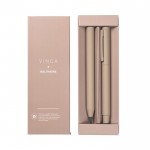 Set de bolígrafos de aluminio reciclado con revestimento de goma color marfil vista con caja