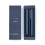 Set de bolígrafos de aluminio reciclado con revestimento de goma color azul marino vista con caja