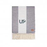 Manta de polilana® suave y cómoda con patrón de rayas clásico color gris vista con logo