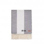 Manta de polilana® suave y cómoda con patrón de rayas clásico color gris vista de impresión