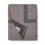 Manta elegante en poliéster reciclado con tacto suave y cálido 260 g/m2 color gris cuarta vista