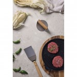 Prensa para hamburguesas de acero inoxidable y asa de madera color marrón vista de ambiente