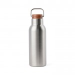 Botella de acero inoxidable reciclado con tapa de madera y asa 580ml color plateado