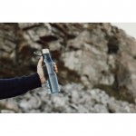 Botella para agua de RPET con efecto degradado y capacidad 800ml color plateado mate vista de ambiente