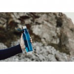 Botella para agua de RPET con efecto degradado y capacidad 800ml color azul marino vista de ambiente