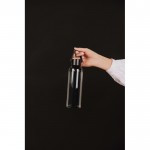 Botella RPET de diseño minimalista con tapa de acero y asa 550ml color negro vista de ambiente