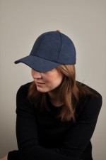 Gorra elegante de algodón reciclado con detalles de cuero sintético color azul marino