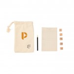 Juego de dados Yacht en madera de pino con bloc, bolígrafo y bolsa color marrón vista con logo
