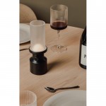 Lámpara de mesa portátil reciclada con batería recargable y regulador color negro vista de ambiente