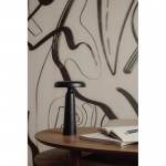 Lámpara de mesa reciclada con luz cálida y blanca regulable por tacto color negro vista de ambiente 3