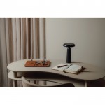 Lámpara de mesa reciclada con luz cálida y blanca regulable por tacto color negro vista de ambiente 4