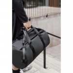 Mochila de fin de semana en poliéster reciclado con asas dobles 35L color negro vista de ambiente