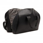 Bolsa de viaje de cuero sintético reciclado con amplio compartimento color negro cuarta vista