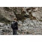 Mochila de viaje ecológica con compartimento lateral para botella color negro