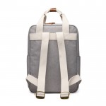 Mochila de viaje ecológica con compartimento lateral para botella color gris tercera vista