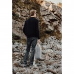 Mochila de viaje ecológica con compartimento lateral para botella color gris vista de ambiente