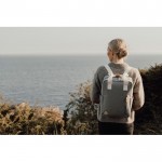 Mochila de viaje ecológica con compartimento lateral para botella color gris