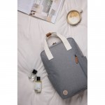 Mochila de viaje ecológica con compartimento lateral para botella color gris