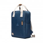 Mochila de viaje ecológica con compartimento lateral para botella color azul vista con logo