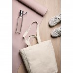 Bolsa con cremallera de lona reciclada con un peso de 400 g/m2 color blanco roto vista de ambiente