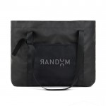 Bolsa max de poliéster reciclado con bolsillos internos y externos color negro vista con logo
