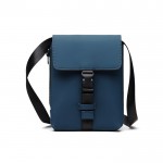 Bandolera urbana reciclada con diseño ligero y acceso lateral color azul marino