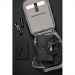 Mochila explorer ecológica con correa de viaje para PC 15,6” color negro vista de ambiente