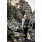 Mochila explorer ecológica con correa de viaje para PC 15,6” color verde vista de ambiente