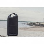 Bolsa térmica en poliéster reciclado con diseño enrollable 25L color negro vista de ambiente