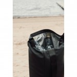 Bolsa térmica en poliéster reciclado con diseño enrollable 25L color negro vista de ambiente 4