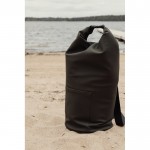 Bolsa térmica en poliéster reciclado con diseño enrollable 25L color verde vista de ambiente
