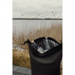 Bolsa térmica en poliéster reciclado con diseño enrollable 25L color verde vista de ambiente 3
