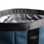 Bolsa térmica en poliéster reciclado con diseño enrollable 25L color azul marino tercera vista