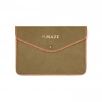 Funda para portátil de lona reciclada con bordes de color 16” color verde vista con logo