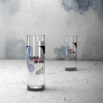 Vasos de tubo con logotipo de color transparente vista bodegón