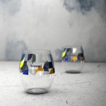 Vasos de tritán con logo de color transparente vista bodegón