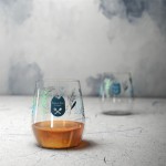 Vasos de cristal para merchandising de color transparente vista bodegón