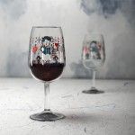 Copa de vino de tritán de color transparente vista bodegón
