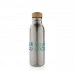 Botella de acero inoxidable reciclado con tapón de bambú 600ml color plateado vista de impresión