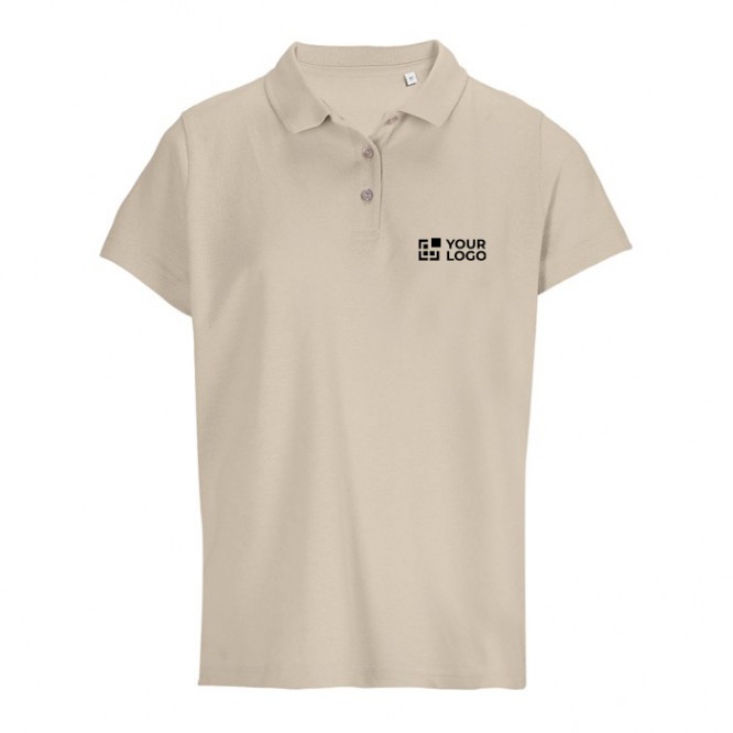 Polo para mujer de 100% algodón peinado y cuello canalé con 3 botones color nude vista de impresión Polo para mujer de 100% algodón peinado y cuello canalé con 3 botones color nude vista de impresión
