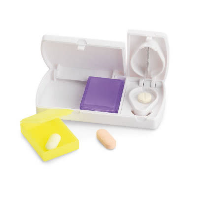Pastillero con cortador integrado color blanco