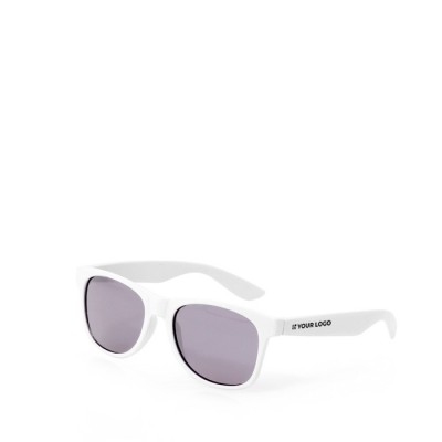 Gafas de sol para niños en distintos colores con lentes negros