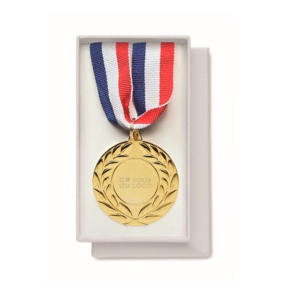 Medalla de hierro con cinta tricolor de azul, blanco y rojo