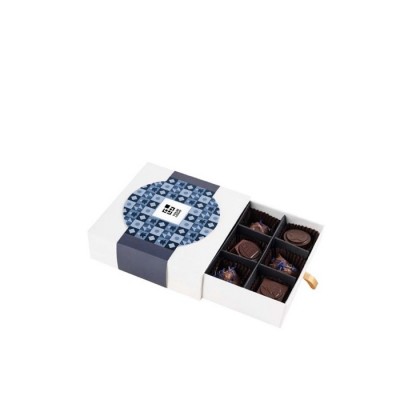 Cofre de 9 bombones de chocolate con leche con relleno café o ciruelas