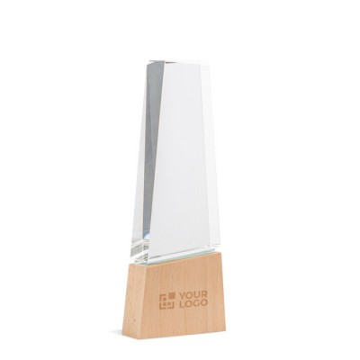 Trofeo de cristal estilizado con base de madera que ofrece distinción