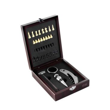 Set de vino en caja de madera para jugar ajedrez en la tapa Set de vino en caja de madera para jugar ajedrez en la tapa