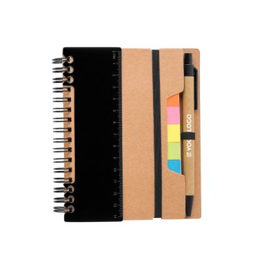 Libreta de papel reciclado con notas adhesivas, boli y hojas a rayas