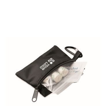 Botiquín compacto en bolsa RPET con mosquetón aluminio con logo corporativo e incluye gasas, vendas, tiritas y torundas con alcohol
