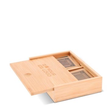Juego de cartas en una caja de bambú con tapa deslizable