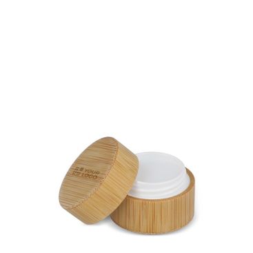 Bálsamo labial en estuche de bambú de forma cilíndrica